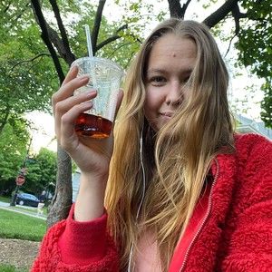Meet your Posher, Caitlin